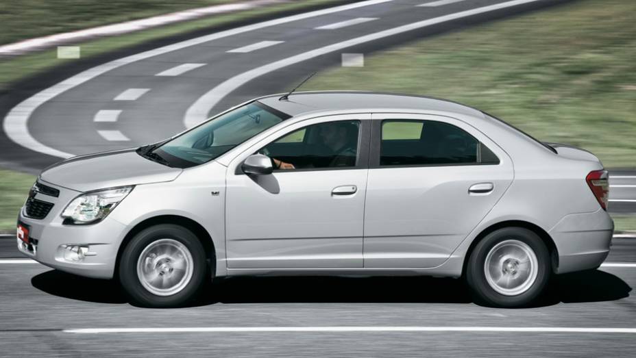 Cintura alta e área envidraçada curta: aparência robusta Cintura alta e área envidraçada curta: aparência robusta