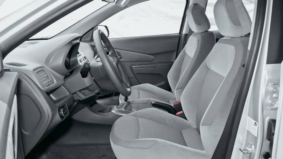 Banco do motorista tem bom suporte lateral Banco do motorista tem bom suporte lateral