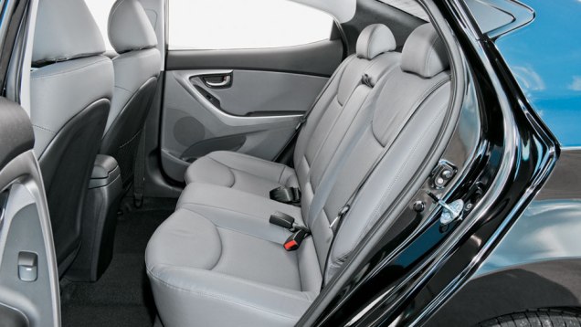 Atrás, três passageiros têm fácil acesso e viajam com conforto Atrás, três passageiros têm fácil acesso e viajam com conforto
