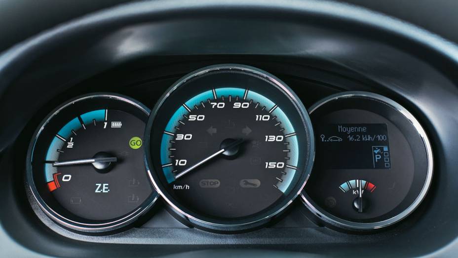 ... menos a instrumenta&ccedil;&atilde;o, que troca o conta-giros pelo medidor de n&iacute;vel de bateria.