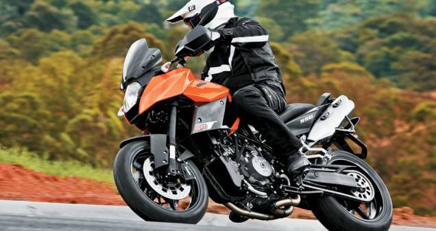 A proposta quase supermotard d&aacute; versatilidade &agrave; KTM.