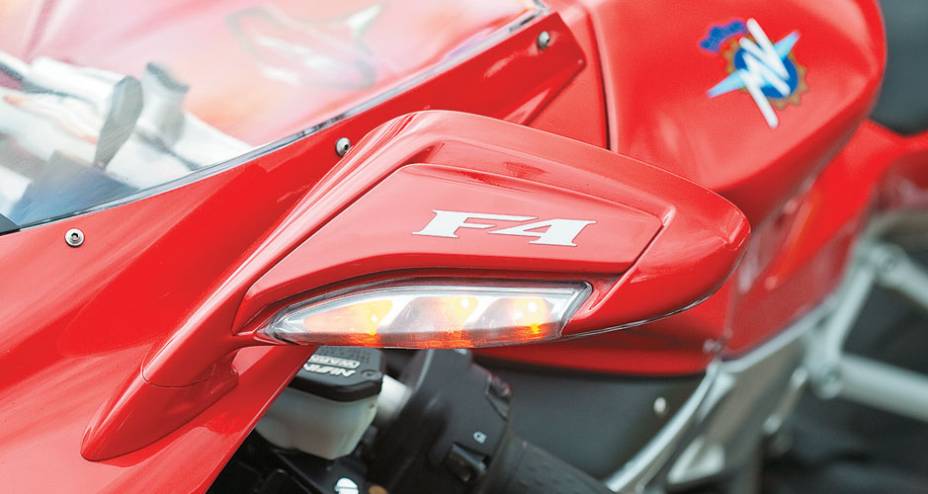 Piscas de led incorporados aos retrovisores. Piscas de led incorporados aos retrovisores.