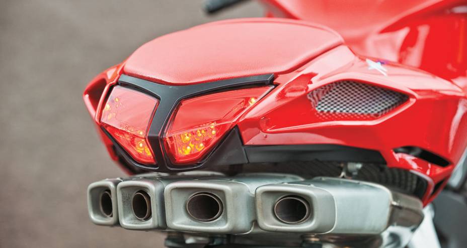 Sob a rabeta recortada e angulosa, quatro ponteiras instigantes. Sob a rabeta recortada e angulosa, quatro ponteiras instigantes.