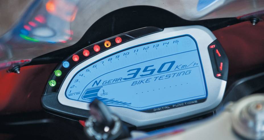 Painel assimétrico digital, com conta-giros em arco, de fundo azul, e múltiplas funções. Painel assimétrico digital, com conta-giros em arco, de fundo azul, e múltiplas funções.