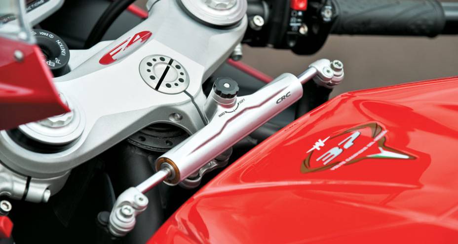 Amortecedor de direção garante firmeza. Amortecedor de direção garante firmeza.