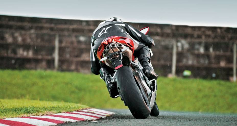 Em circuito fe chado, ela mostra sua voca&ccedil;&atilde;o esportiva e o temperamento italiano.