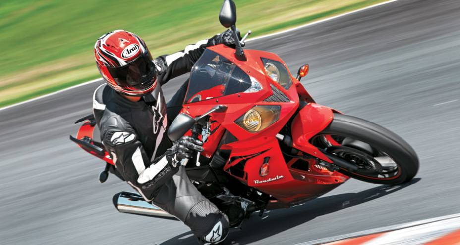 Porte de moto grande, carenagem vincada e excelente equilíbrio nas curvas