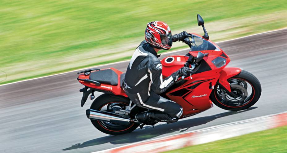 Cockpit permite boa postura e pilotagem bem confortável Cockpit permite boa postura e pilotagem bem confortável