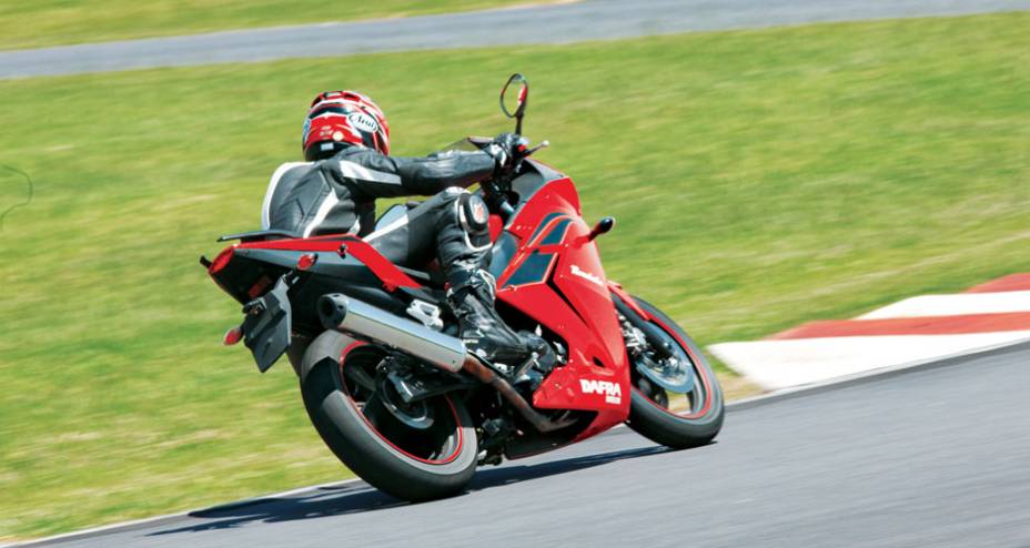 Visual agressivo, com frisos nas rodas de liga Visual agressivo, com frisos nas rodas de liga