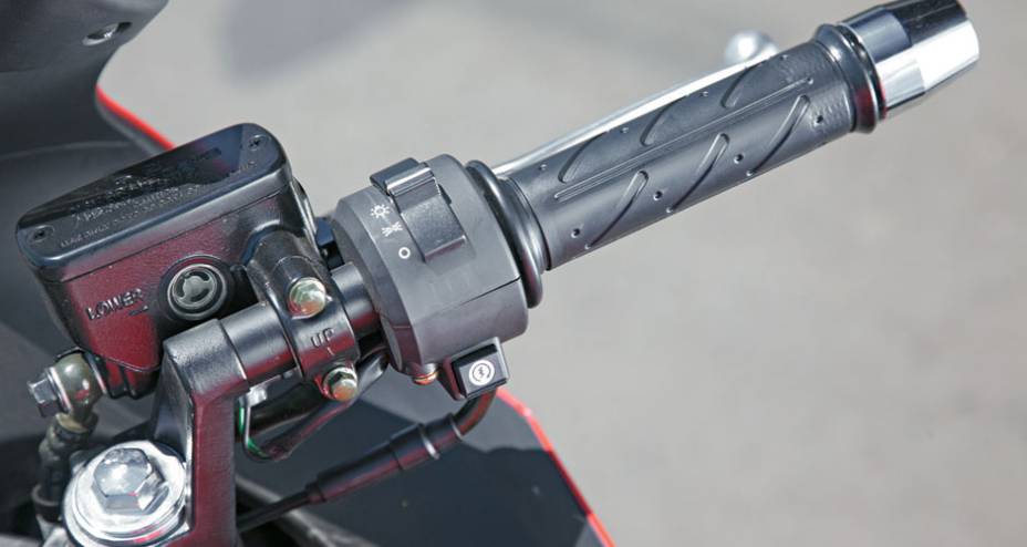 Não há corta-corrente e o farol apaga Não há corta-corrente e o farol apaga