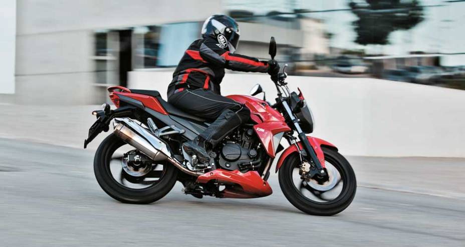 A Next tem pinta de moto maior e visual inspirado na CB 1000R | <a href="https://beta-develop.quatrorodas.abril.com.br/moto/testes/dafra-next-250-x-honda-cb-300r-x-kasinski-comet-gt-250-x-yamaha-fazer-250-693582.shtml" rel="migration">Leia mais</a>