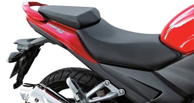 &Eacute; a única com spoiler sob o motor, da cor da moto. A alça atrás é também boa. Escape mostra manchas precoces de aquecimento | <a href="https://beta-develop.quatrorodas.abril.com.br/moto/testes/dafra-next-250-x-honda-cb-300r-x-kasinski-come" rel="migration"></a>