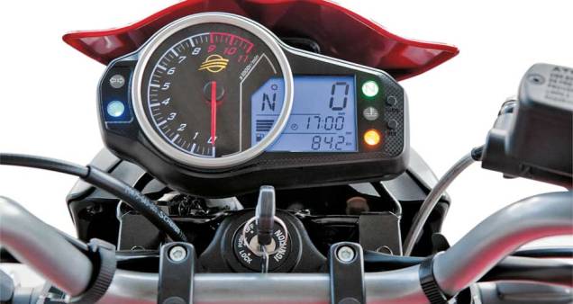 Painel com fundo azul | <a href="https://beta-develop.quatrorodas.abril.com.br/moto/testes/dafra-next-250-x-honda-cb-300r-x-kasinski-comet-gt-250-x-yamaha-fazer-250-693582.shtml" rel="migration">Leia mais</a> Painel com fundo azul | <a href="https://beta-develop.quatrorodas.abril.com.br/moto/testes/dafra-next-250-x-honda-cb-300r-x-kasinski-comet-gt-250-x-yamaha-fazer-250-693582.shtml" rel="migration">Leia mais</a>