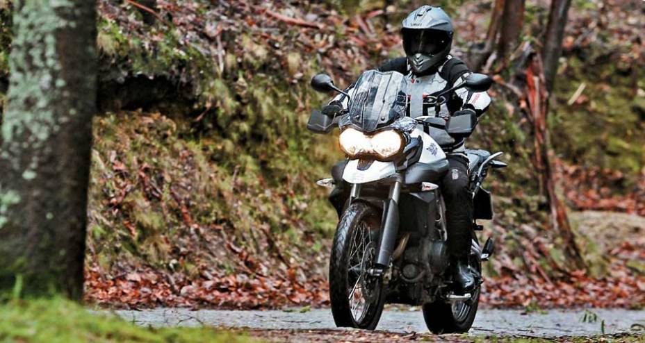 Para-brisa protege pilotos de até 1,75 m | <a href="https://beta-develop.quatrorodas.abril.com.br/moto/testes/triumph-tiger-800-xc-695513.shtml" rel="migration">Leia mais</a>