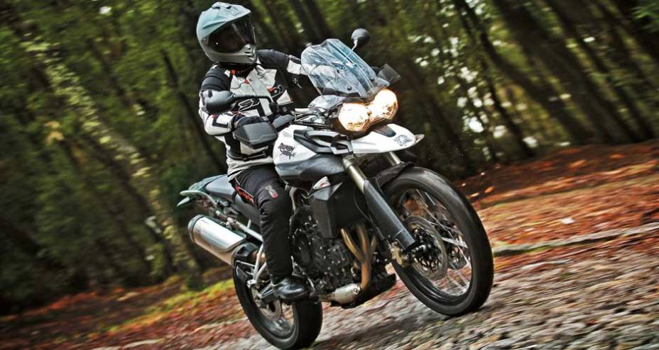 O guidão largo é chato no asfalto e bom na terra | <a href="https://beta-develop.quatrorodas.abril.com.br/moto/testes/triumph-tiger-800-xc-695513.shtml" rel="migration">Leia mais</a> O guidão largo é chato no asfalto e bom na terra | <a href="https://beta-develop.quatrorodas.abril.com.br/moto/testes/triumph-tiger-800-xc-695513.shtml" rel="migration">Leia mais</a>