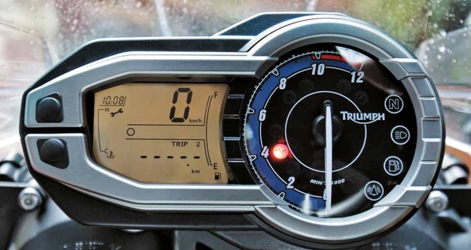 Painel segue a fórmula padronizada: conta-giros de ponteiros e demais informações em LCD | <a href="https://beta-develop.quatrorodas.abril.com.br/moto/testes/triumph-tiger-800-xc-695513.shtml" rel="migration">Leia mais</a>