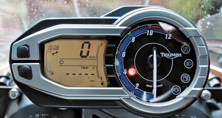 Painel segue a fórmula padronizada: conta-giros de ponteiros e demais informações em LCD | <a href="https://beta-develop.quatrorodas.abril.com.br/moto/testes/triumph-tiger-800-xc-695513.shtml" rel="migration">Leia mais</a> Painel segue a fórmula padronizada: conta-giros de ponteiros e demais informações em LCD | <a href="https://beta-develop.quatrorodas.abril.com.br/moto/testes/triumph-tiger-800-xc-695513.shtml" rel="migration">Leia mais</a>