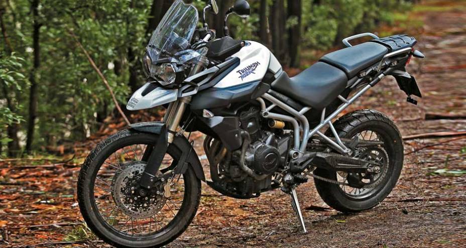 Chassi treliçado, banco com 2 níveis e alças | <a href="https://beta-develop.quatrorodas.abril.com.br/moto/testes/triumph-tiger-800-xc-695513.shtml" rel="migration">Leia mais</a>