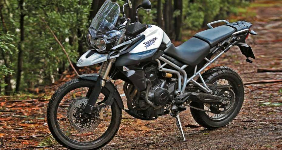 Chassi treliçado, banco com 2 níveis e alças | <a href="https://beta-develop.quatrorodas.abril.com.br/moto/testes/triumph-tiger-800-xc-695513.shtml" rel="migration">Leia mais</a> Chassi treliçado, banco com 2 níveis e alças | <a href="https://beta-develop.quatrorodas.abril.com.br/moto/testes/triumph-tiger-800-xc-695513.shtml" rel="migration">Leia mais</a>
