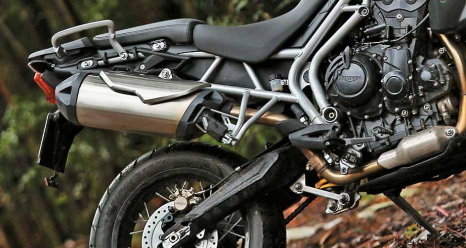 Ponteira três-em-um de aço inoxidável | <a href="https://beta-develop.quatrorodas.abril.com.br/moto/testes/triumph-tiger-800-xc-695513.shtml" rel="migration">Leia mais</a> Ponteira três-em-um de aço inoxidável | <a href="https://beta-develop.quatrorodas.abril.com.br/moto/testes/triumph-tiger-800-xc-695513.shtml" rel="migration">Leia mais</a>