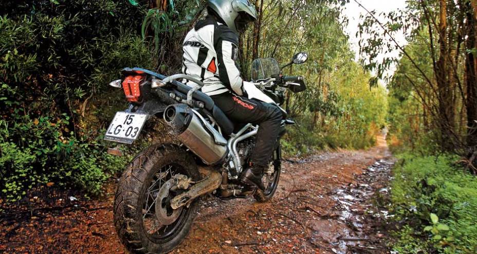 Balança de liga e freio a disco na traseira: bem leve | <a href="https://beta-develop.quatrorodas.abril.com.br/moto/testes/triumph-tiger-800-xc-695513.shtml" rel="migration">Leia mais</a>