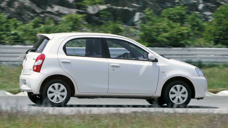 Com 3,77 metros, ohatché7cm menor que um Gol | <a href="https://beta-develop.quatrorodas.abril.com.br/carros/impressoes/toyota-etios-696271.shtml" rel="migration">Leia mais</a> Com 3,77 metros, ohatché7cm menor que um Gol | <a href="https://beta-develop.quatrorodas.abril.com.br/carros/impressoes/toyota-etios-696271.shtml" rel="migration">Leia mais</a>