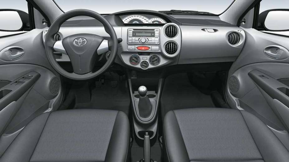 Saída de ventilação direita "atravessa" a tampa vazada do porta-luvas | <a href="https://beta-develop.quatrorodas.abril.com.br/carros/impressoes/toyota-etios-696271.shtml" rel="migration">Leia mais</a>