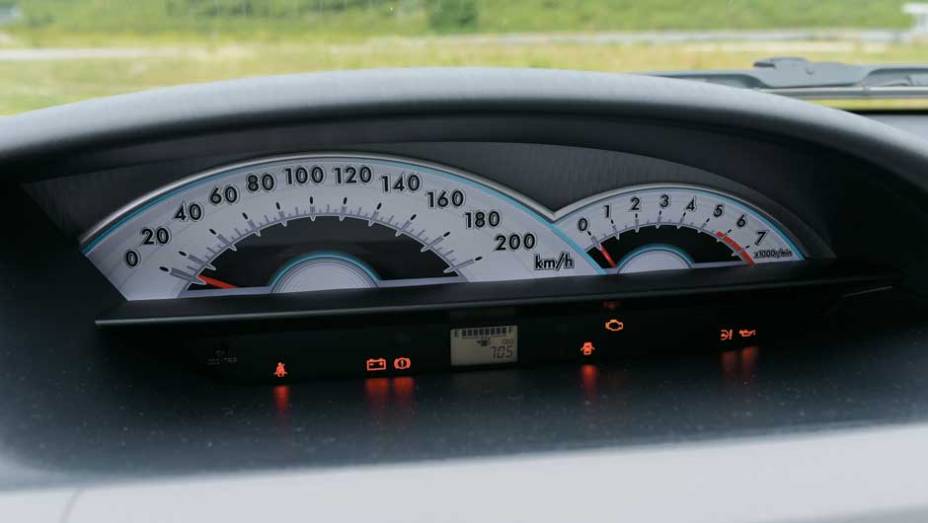 Conta-giros é de série, mas marcador digital de combustível é de difícil leitura | <a href="https://beta-develop.quatrorodas.abril.com.br/carros/impressoes/toyota-etios-696271.shtml" rel="migration">Leia mais</a> Conta-giros é de série, mas marcador digital de combustível é de difícil leitura | <a href="https://beta-develop.quatrorodas.abril.com.br/carros/impressoes/toyota-etios-696271.shtml" rel="migration">Leia mais</a>