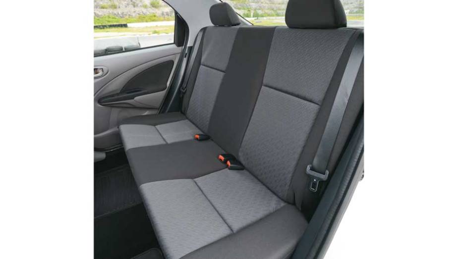 Atrás só há dois apoios de cabeça (fixos) | <a href="https://beta-develop.quatrorodas.abril.com.br/carros/impressoes/toyota-etios-696271.shtml" rel="migration">Leia mais</a> Atrás só há dois apoios de cabeça (fixos) | <a href="https://beta-develop.quatrorodas.abril.com.br/carros/impressoes/toyota-etios-696271.shtml" rel="migration">Leia mais</a>