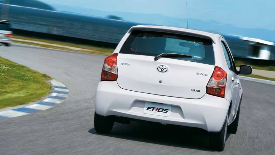 Lanterna ganhou uma divisão de cor branca | <a href="https://beta-develop.quatrorodas.abril.com.br/carros/impressoes/toyota-etios-696271.shtml" rel="migration">Leia mais</a>
