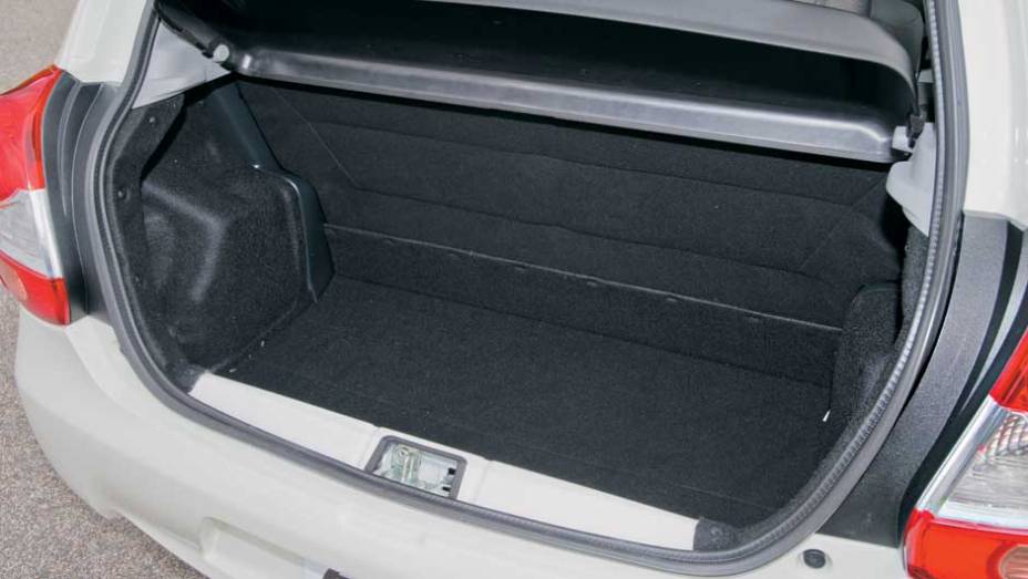 Com 263 litros, o hatch quase empata com o March (265) e perde para o Gol (285) | <a href="https://beta-develop.quatrorodas.abril.com.br/carros/impressoes/toyota-etios-696271.shtml" rel="migration">Leia mais</a> Com 263 litros, o hatch quase empata com o March (265) e perde para o Gol (285) | <a href="https://beta-develop.quatrorodas.abril.com.br/carros/impressoes/toyota-etios-696271.shtml" rel="migration">Leia mais</a>