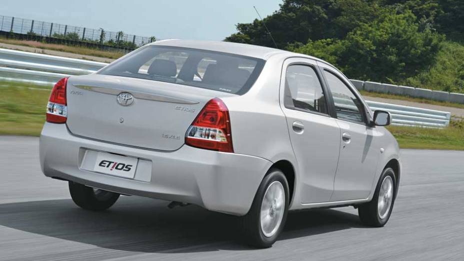 Traseira alta segue o estilo de Versa e Logan | <a href="https://beta-develop.quatrorodas.abril.com.br/carros/impressoes/toyota-etios-696271.shtml" rel="migration">Leia mais</a>