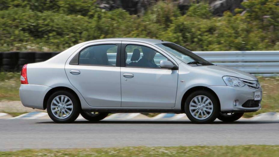 Entre-eixos da versão sedã é 49 cm maior que o do hatch | <a href="https://beta-develop.quatrorodas.abril.com.br/carros/impressoes/toyota-etios-696271.shtml" rel="migration">Leia mais</a>