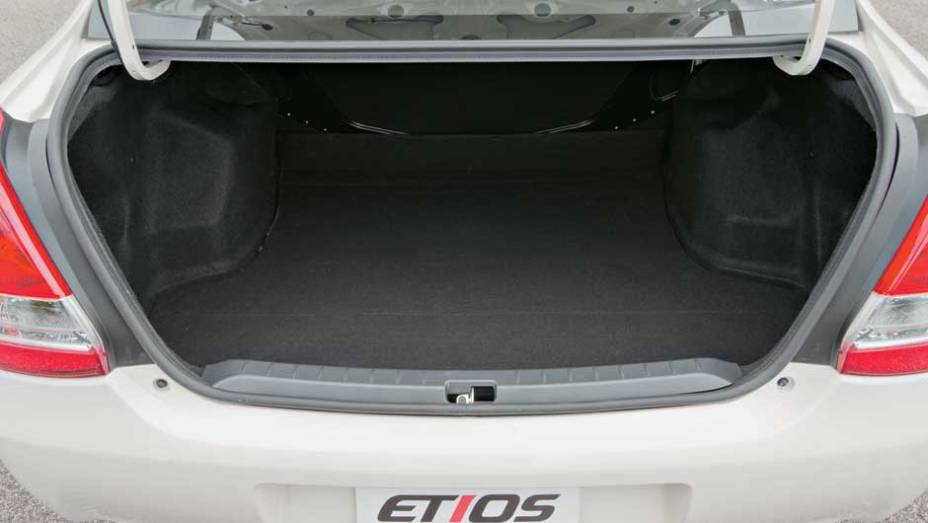 Porta-malas do três-volumes leva 595 litros, recorde da categoria | <a href="https://beta-develop.quatrorodas.abril.com.br/carros/impressoes/toyota-etios-696271.shtml" rel="migration">Leia mais</a> Porta-malas do três-volumes leva 595 litros, recorde da categoria | <a href="https://beta-develop.quatrorodas.abril.com.br/carros/impressoes/toyota-etios-696271.shtml" rel="migration">Leia mais</a>