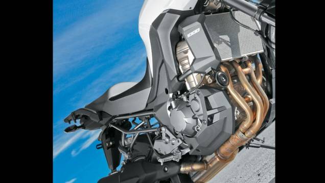 Radiador bem largo e quatro saídas de escape sob a moto | <a href="https://beta-develop.quatrorodas.abril.com.br/moto/testes/kawasaki-versys-1000-701235.shtml" rel="migration">Leia mais</a> Radiador bem largo e quatro saídas de escape sob a moto | <a href="https://beta-develop.quatrorodas.abril.com.br/moto/testes/kawasaki-versys-1000-701235.shtml" rel="migration">Leia mais</a>