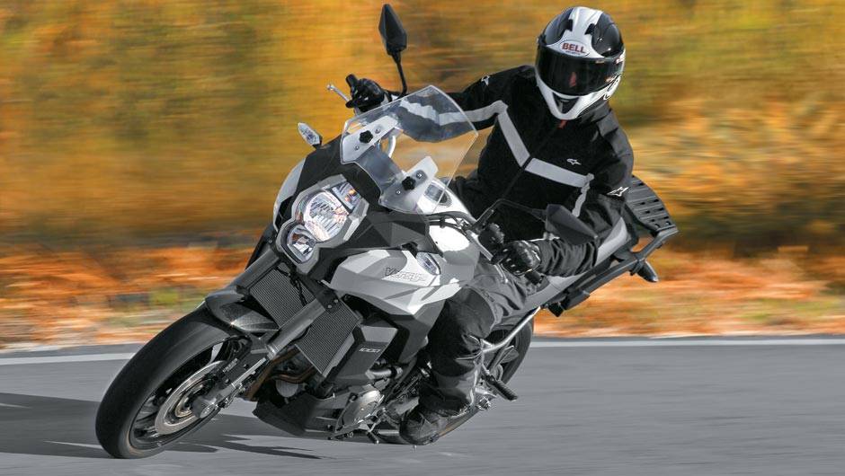 No asfalto, boa estabilidade com garfo exclusivo | <a href="https://beta-develop.quatrorodas.abril.com.br/moto/testes/kawasaki-versys-1000-701235.shtml" rel="migration">Leia mais</a> No asfalto, boa estabilidade com garfo exclusivo | <a href="https://beta-develop.quatrorodas.abril.com.br/moto/testes/kawasaki-versys-1000-701235.shtml" rel="migration">Leia mais</a>