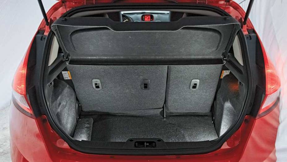 Espaço na traseira é mais limitado | <a href="https://beta-develop.quatrorodas.abril.com.br/carros/comparativos/ford-new-fiesta-x-chevrolet-sonic-699387.shtml" rel="migration">Leia mais</a>