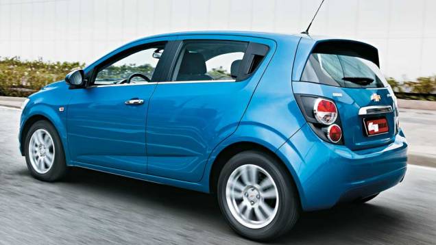 Lanternas 3D dão charme adicional, mas a dianteiraé mais atraente | <a href="https://beta-develop.quatrorodas.abril.com.br/carros/comparativos/ford-new-fiesta-x-chevrolet-sonic-699387.shtml" rel="migration">Leia mais</a>