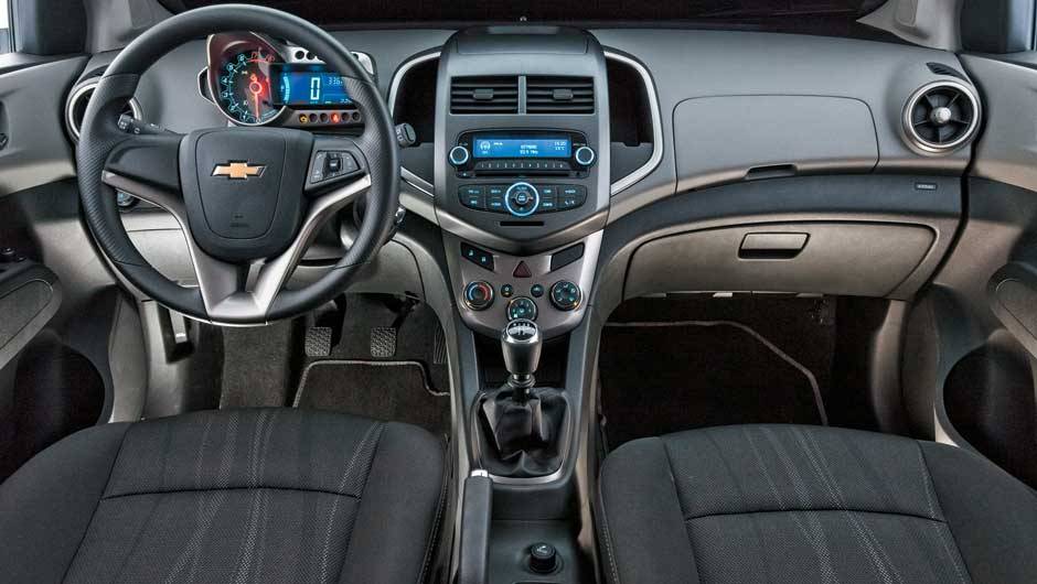 Painel tem acabamento cuidadoso e estende-se às portas | <a href="https://beta-develop.quatrorodas.abril.com.br/carros/comparativos/ford-new-fiesta-x-chevrolet-sonic-699387.shtml" rel="migration">Leia mais</a> Painel tem acabamento cuidadoso e estende-se às portas | <a href="https://beta-develop.quatrorodas.abril.com.br/carros/comparativos/ford-new-fiesta-x-chevrolet-sonic-699387.shtml" rel="migration">Leia mais</a>