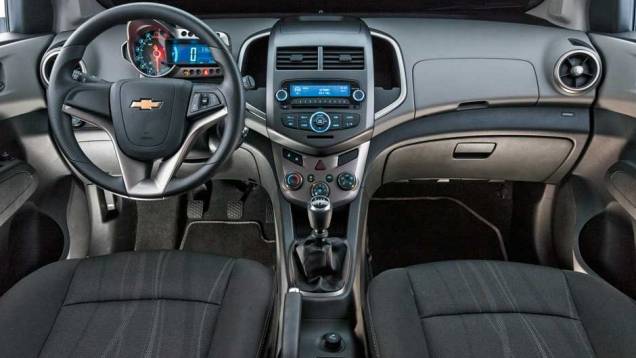 Painel tem acabamento cuidadoso e estende-se às portas | <a href="https://beta-develop.quatrorodas.abril.com.br/carros/comparativos/ford-new-fiesta-x-chevrolet-sonic-699387.shtml" rel="migration">Leia mais</a>