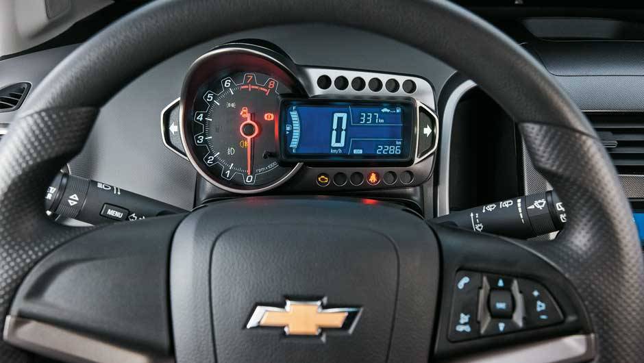 Mostrador do quadro digital foi inspirado em motocicletas | <a href="https://beta-develop.quatrorodas.abril.com.br/carros/comparativos/ford-new-fiesta-x-chevrolet-sonic-699387.shtml" rel="migration">Leia mais</a> Mostrador do quadro digital foi inspirado em motocicletas | <a href="https://beta-develop.quatrorodas.abril.com.br/carros/comparativos/ford-new-fiesta-x-chevrolet-sonic-699387.shtml" rel="migration">Leia mais</a>