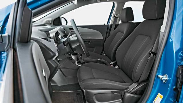 Direção tem ajuste de altura e profundidade | <a href="https://beta-develop.quatrorodas.abril.com.br/carros/comparativos/ford-new-fiesta-x-chevrolet-sonic-699387.shtml" rel="migration">Leia mais</a>