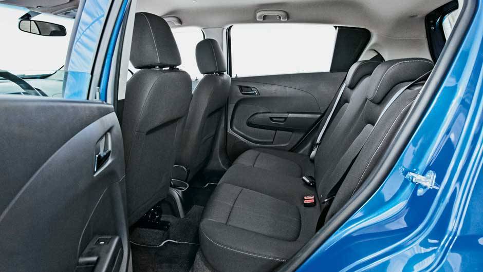 Encostos traseiros são escamoteáveis... | <a href="https://beta-develop.quatrorodas.abril.com.br/carros/comparativos/ford-new-fiesta-x-chevrolet-sonic-699387.shtml" rel="migration">Leia mais</a> Encostos traseiros são escamoteáveis... | <a href="https://beta-develop.quatrorodas.abril.com.br/carros/comparativos/ford-new-fiesta-x-chevrolet-sonic-699387.shtml" rel="migration">Leia mais</a>