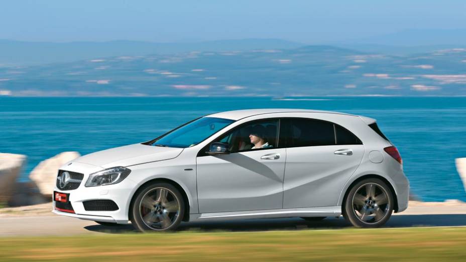 Vincos na lateral fazem do seu design o mais moderno dos Mercedes | <a href="https://beta-develop.quatrorodas.abril.com.br/carros/impressoes/mercedes-benz-250-699651.shtml" rel="migration">Leia mais</a>