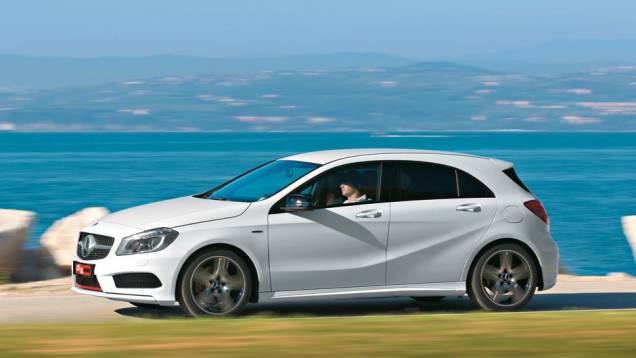 Vincos na lateral fazem do seu design o mais moderno dos Mercedes | <a href="https://beta-develop.quatrorodas.abril.com.br/carros/impressoes/mercedes-benz-250-699651.shtml" rel="migration">Leia mais</a> Vincos na lateral fazem do seu design o mais moderno dos Mercedes | <a href="https://beta-develop.quatrorodas.abril.com.br/carros/impressoes/mercedes-benz-250-699651.shtml" rel="migration">Leia mais</a>