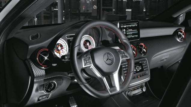 O Classe A também incorpora as saídas de ar que estrearam no cupê SLS AMG | <a href="https://beta-develop.quatrorodas.abril.com.br/carros/impressoes/mercedes-benz-250-699651.shtml" rel="migration">Leia mais</a> O Classe A também incorpora as saídas de ar que estrearam no cupê SLS AMG | <a href="https://beta-develop.quatrorodas.abril.com.br/carros/impressoes/mercedes-benz-250-699651.shtml" rel="migration">Leia mais</a>
