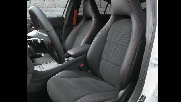 No pacote AMG, bancos com encosto de cabeça integrado | <a href="https://beta-develop.quatrorodas.abril.com.br/carros/impressoes/mercedes-benz-250-699651.shtml" rel="migration">Leia mais</a> No pacote AMG, bancos com encosto de cabeça integrado | <a href="https://beta-develop.quatrorodas.abril.com.br/carros/impressoes/mercedes-benz-250-699651.shtml" rel="migration">Leia mais</a>