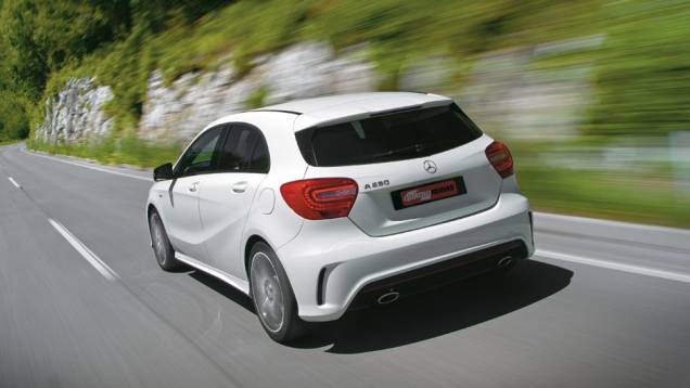 Para-choque com exaustores e duplo escape: pacote AMG | <a href="https://beta-develop.quatrorodas.abril.com.br/carros/impressoes/mercedes-benz-250-699651.shtml" rel="migration">Leia mais</a> Para-choque com exaustores e duplo escape: pacote AMG | <a href="https://beta-develop.quatrorodas.abril.com.br/carros/impressoes/mercedes-benz-250-699651.shtml" rel="migration">Leia mais</a>