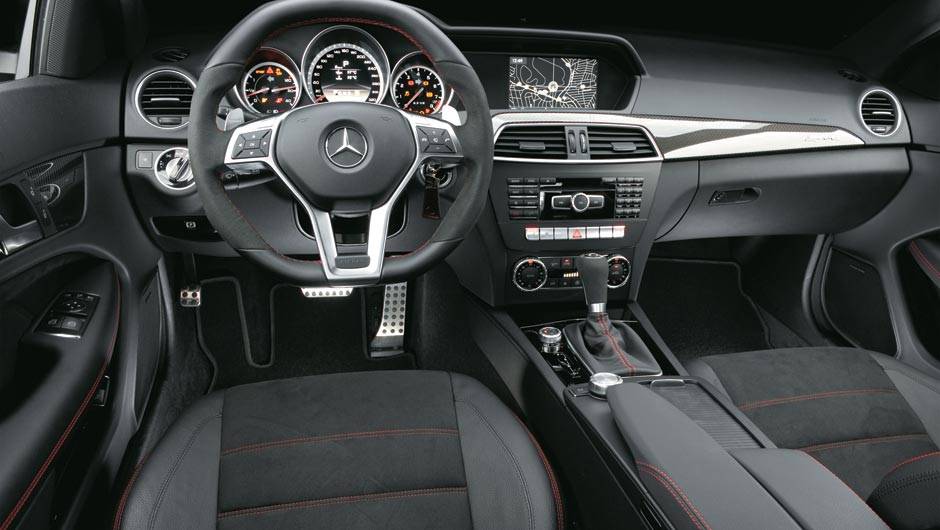 Assim como o banco, o volante é forrado com dois tipos de couro, além de ter base e topo achatados, igual a carros de corrida | <a href="https://beta-develop.quatrorodas.abril.com.br/carros/testes/mercedes-benz-c-63-amg-black-series-699994.shtml" rel="migration">Leia mais</a> Assim como o banco, o volante é forrado com dois tipos de couro, além de ter base e topo achatados, igual a carros de corrida | <a href="https://beta-develop.quatrorodas.abril.com.br/carros/testes/mercedes-benz-c-63-amg-black-series-699994.shtml" rel="migration">Leia mais</a>