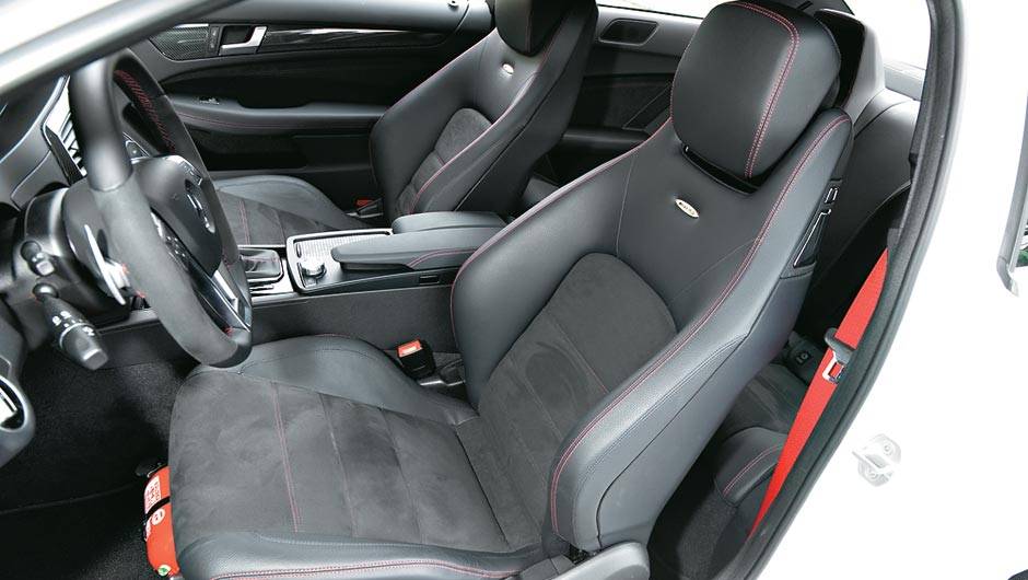 Bancos concha na dianteira têm ajuste elétrico do encosto | <a href="https://beta-develop.quatrorodas.abril.com.br/carros/testes/mercedes-benz-c-63-amg-black-series-699994.shtml" rel="migration">Leia mais</a> Bancos concha na dianteira têm ajuste elétrico do encosto | <a href="https://beta-develop.quatrorodas.abril.com.br/carros/testes/mercedes-benz-c-63-amg-black-series-699994.shtml" rel="migration">Leia mais</a>